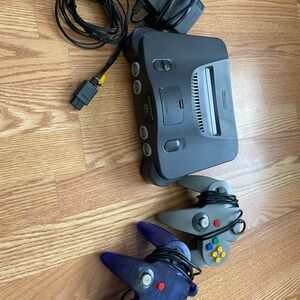 N64 (Nintendo 64, 2 controllers, both power cords l.